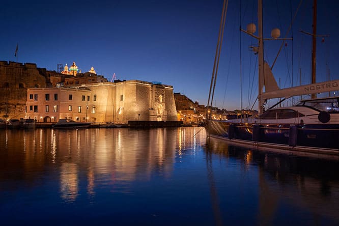 von Tripadvisor Blick auf das Cuga Gran Macina Hotel von der anderen Seite des Grand Harbour in den Three Cities, Malta.