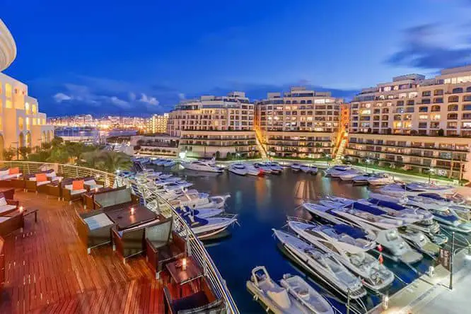 Der Blick ?ber den Jachthafen im Hilton Malta ? eines der besten Hotels in St. Julian's.