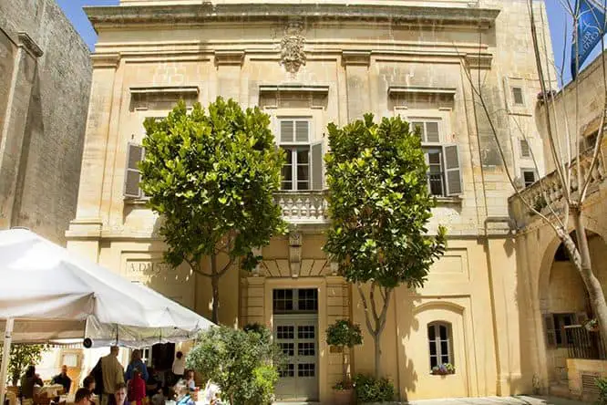 Eingang zum Xara Palace Hotel Malta in Mdina.